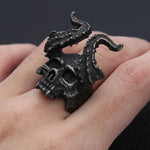 Anillo de Cráneo con Cuernos en Acero