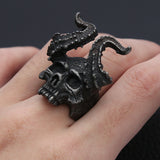 Anillo de Cráneo con Cuernos en Acero