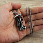 Dije Santa Muerte en un mano
