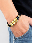 mano con pulsera calavera hombre de cuero